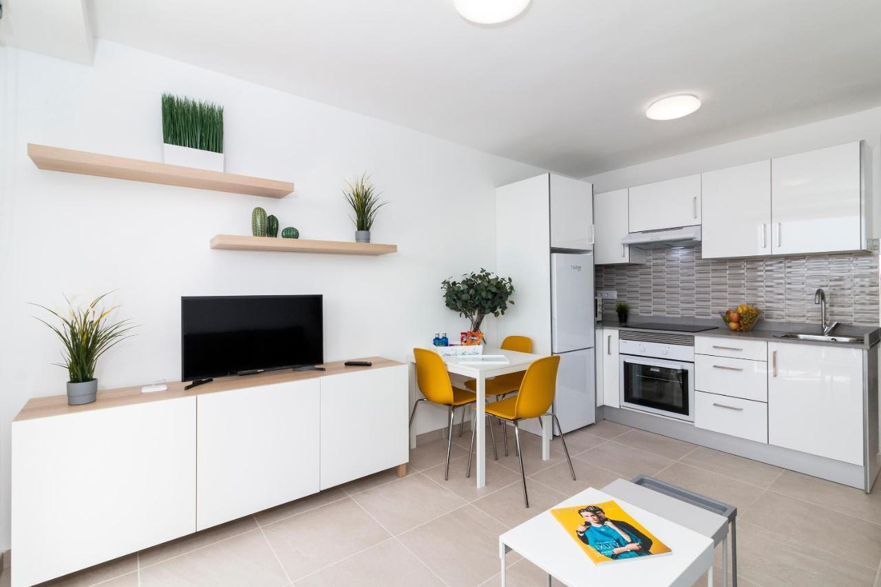 Homeforguest Modern And Recently Renovated Apartment In Arona Arona  Exterior photo