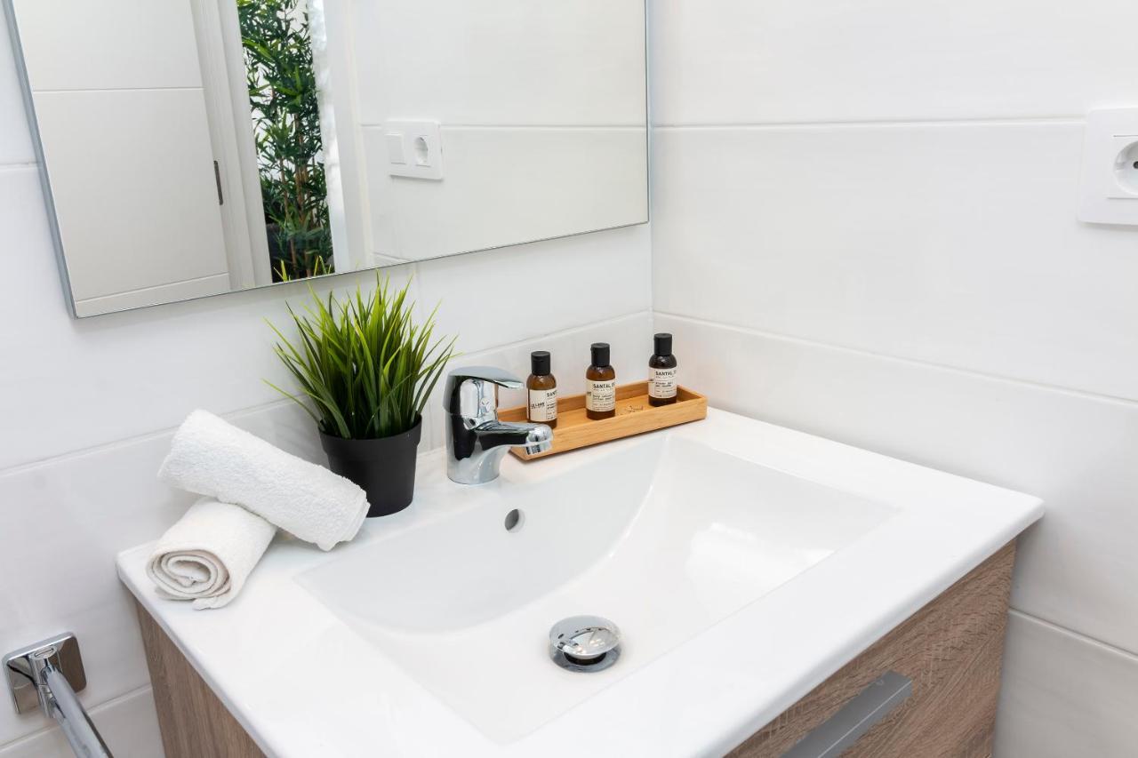 Homeforguest Modern And Recently Renovated Apartment In Arona Arona  Exterior photo