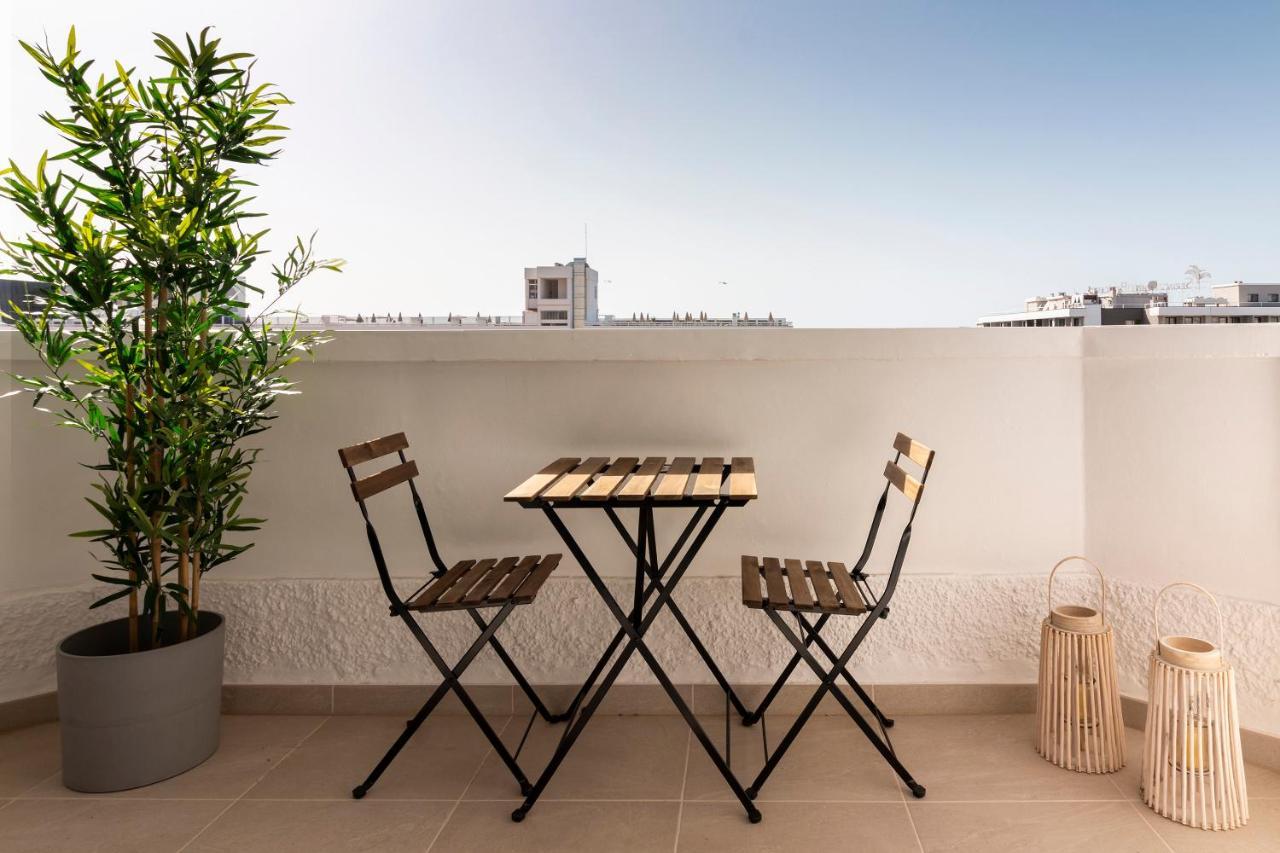Homeforguest Modern And Recently Renovated Apartment In Arona Arona  Exterior photo