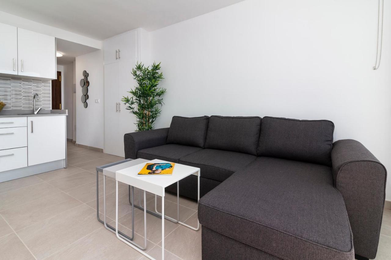 Homeforguest Modern And Recently Renovated Apartment In Arona Arona  Exterior photo