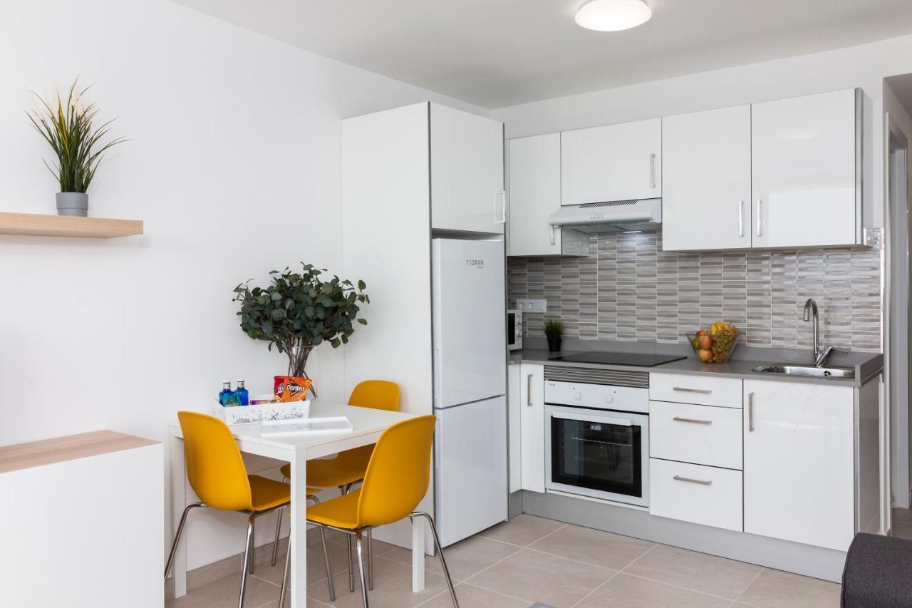 Homeforguest Modern And Recently Renovated Apartment In Arona Arona  Exterior photo
