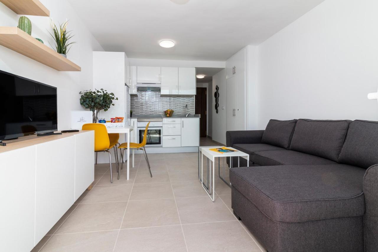 Homeforguest Modern And Recently Renovated Apartment In Arona Arona  Exterior photo