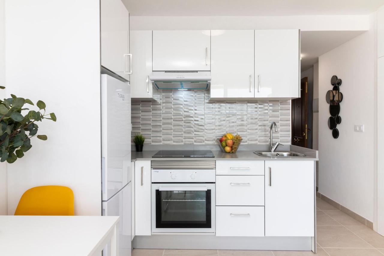 Homeforguest Modern And Recently Renovated Apartment In Arona Arona  Exterior photo